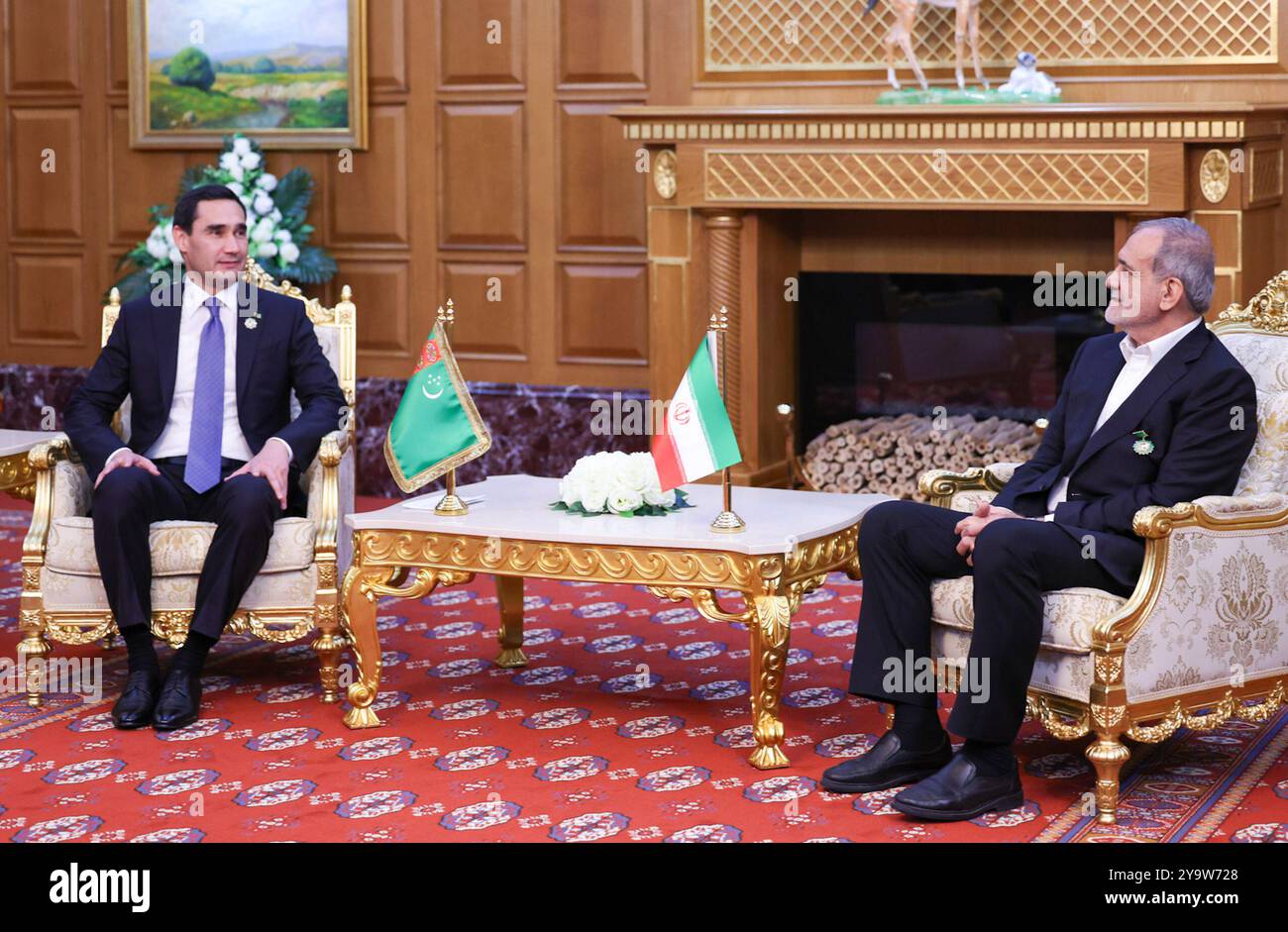 Ashgabat, Turkmenistan. 11 ottobre 2024. Il presidente del Turkmenistan SERDAR BERDIMUHAMEDOW (L) incontra il presidente iraniano MASOUD PEZESHKIAN (R) a margine di un forum internazionale, "interrelazione tra tempi e civiltà", "la base della pace e dello sviluppo", dedicato al 300° anniversario del compleanno del poeta Magtymguly Fragi. (Immagine di credito: © Presidenza iraniana tramite ZUMA Press Wire) SOLO USO EDITORIALE! Non per USO commerciale! Foto Stock