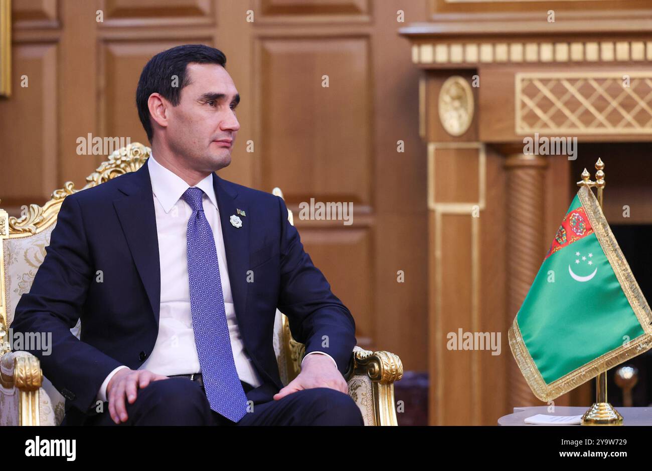 Ashgabat, Turkmenistan. 11 ottobre 2024. Il presidente del Turkmenistan SERDAR BERDIMUHAMEDOW incontra il presidente iraniano (invisibile) a margine di un forum internazionale, "interrelazione tra tempi e civiltà", "la base della pace e dello sviluppo", dedicato al 300° anniversario del compleanno del poeta Magtymguly Fragi. (Immagine di credito: © Presidenza iraniana tramite ZUMA Press Wire) SOLO USO EDITORIALE! Non per USO commerciale! Foto Stock