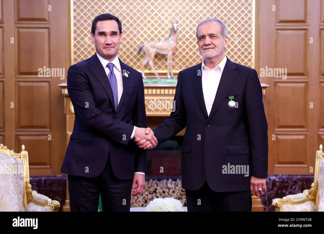 Ashgabat, Turkmenistan. 11 ottobre 2024. Il presidente del Turkmenistan SERDAR BERDIMUHAMEDOW (L) incontra il presidente iraniano MASOUD PEZESHKIAN (R) a margine di un forum internazionale, "interrelazione tra tempi e civiltà", "la base della pace e dello sviluppo", dedicato al 300° anniversario del compleanno del poeta Magtymguly Fragi. (Immagine di credito: © Presidenza iraniana tramite ZUMA Press Wire) SOLO USO EDITORIALE! Non per USO commerciale! Foto Stock