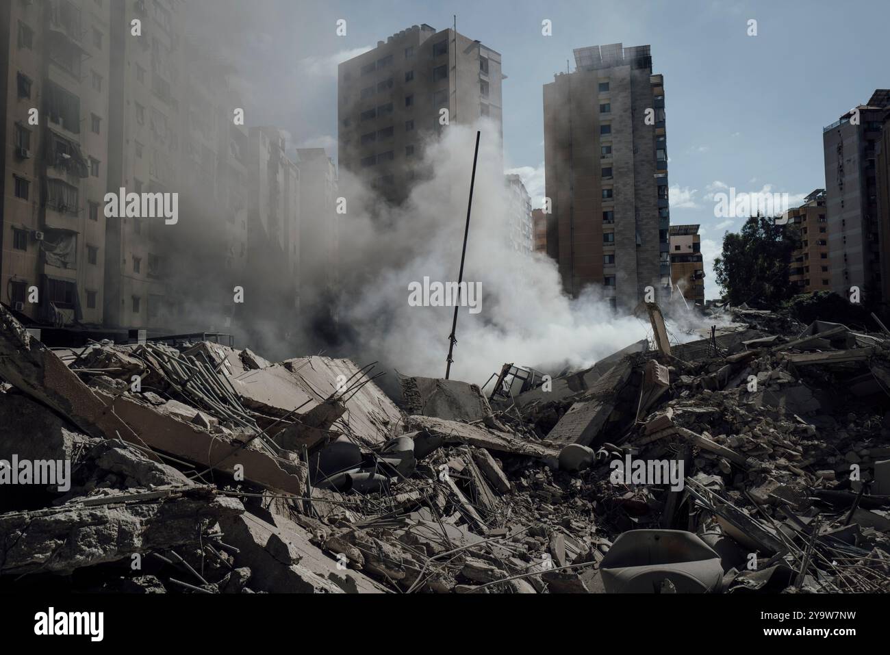 Beirut, Libano. 2 ottobre 2024. Adrien Vautier/le Pictorium - Libano durante l'attacco israeliano a Hezbollah - 02/10/2024 - Libano/Beirut/Beirut - le rovine di un edificio distrutto dall'esercito israeliano nel distretto di Dahieh, roccaforte di Hezbollah a Beirut. Crediti: LE PICTORIUM/Alamy Live News Foto Stock