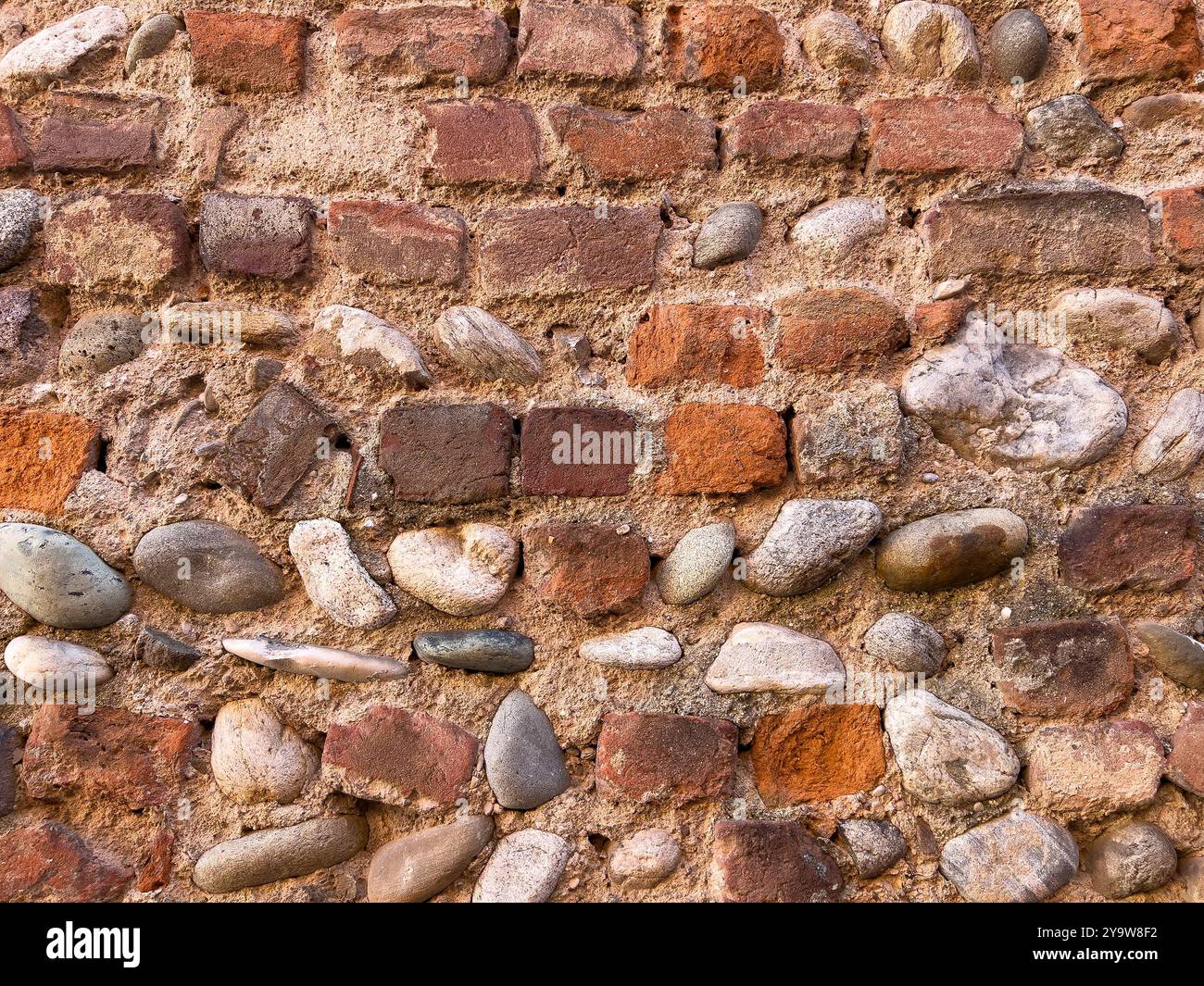 Muratura in mattoni e pietra nel vecchio muro di Monza Foto Stock