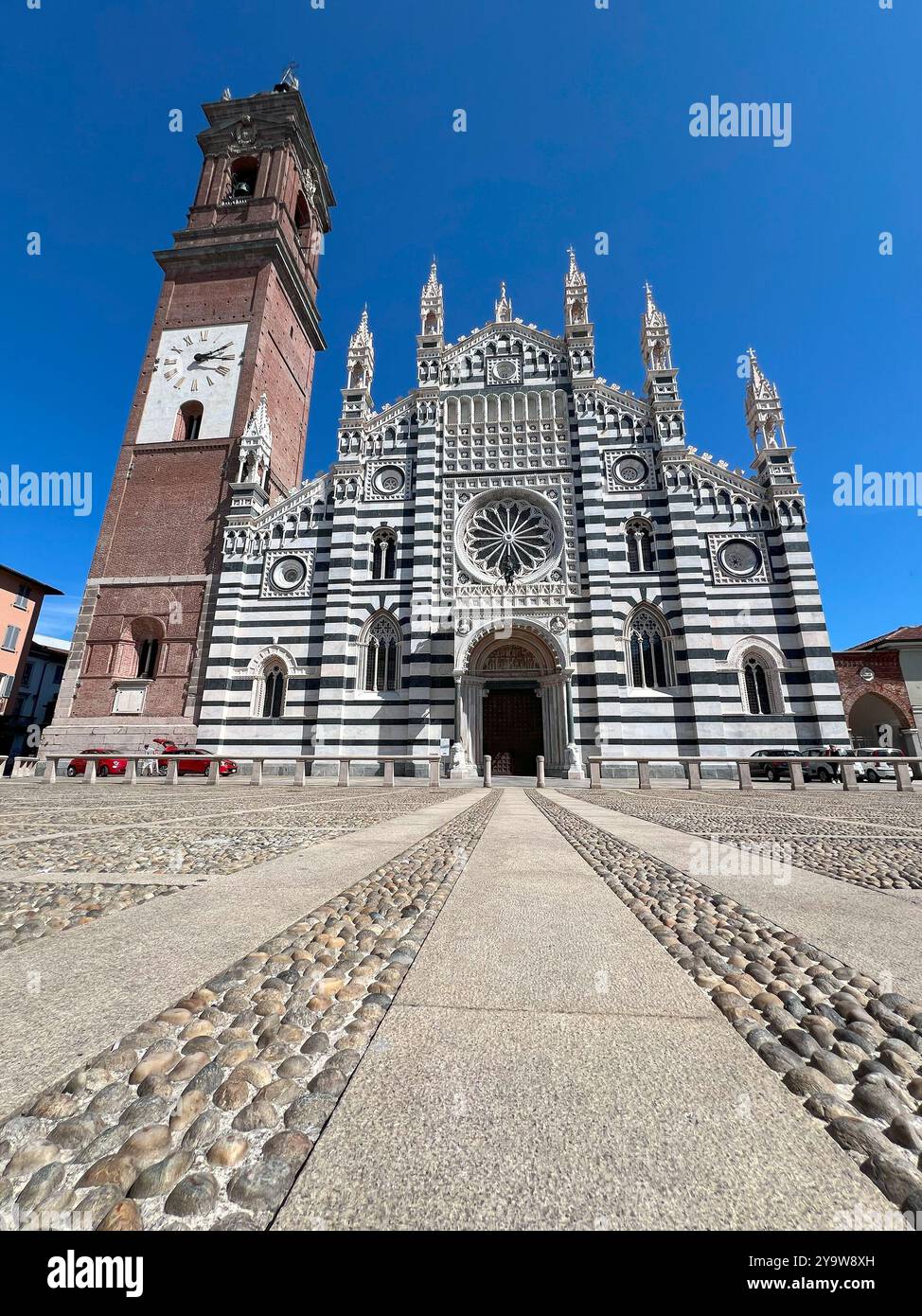 Monza, Italia - 10 settembre 2024: Vista dalla facciata della Cattedrale di Monza su sfondo blu del cielo Foto Stock