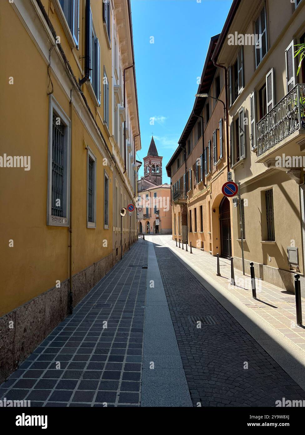 Monza, Italia - 10 settembre 2024: Parte cattedrale di Monza su sfondo blu Foto Stock