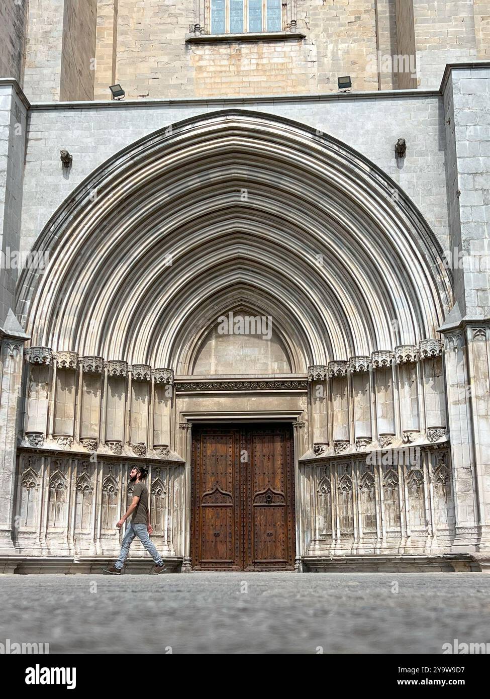 Girona, Spagna - 18 settembre 2024: Uomo che cammina lungo la cattedrale di Girona Foto Stock