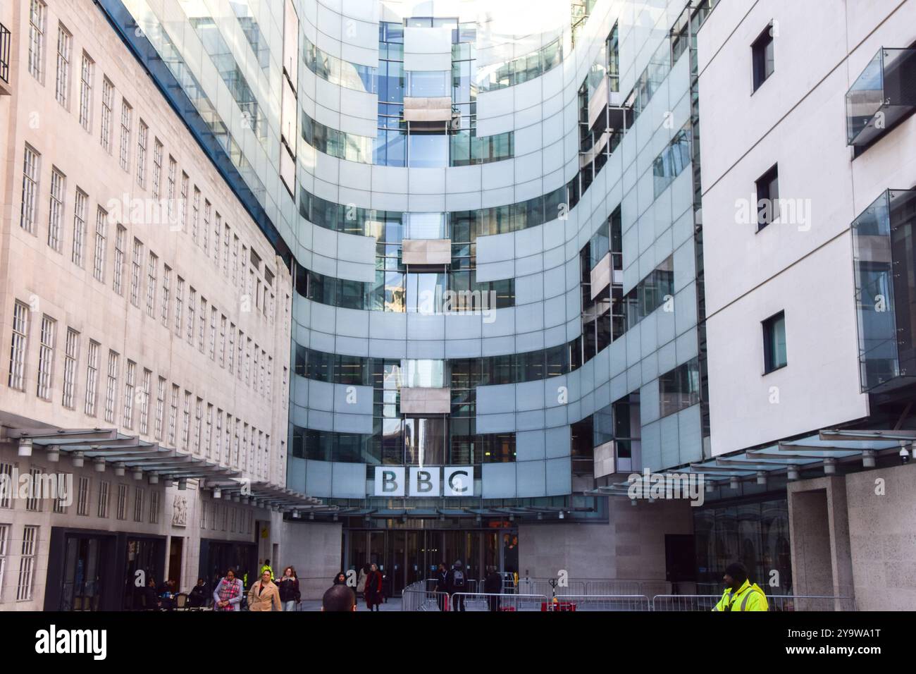 Londra, Regno Unito. 11 ottobre 2024. Vista esterna della Broadcasting House, la sede della BBC nel centro di Londra, mentre la revisione della cultura sul luogo di lavoro dell'emittente viene lanciata a seguito di una serie di scandali. Crediti: Vuk Valcic/Alamy Live News Foto Stock