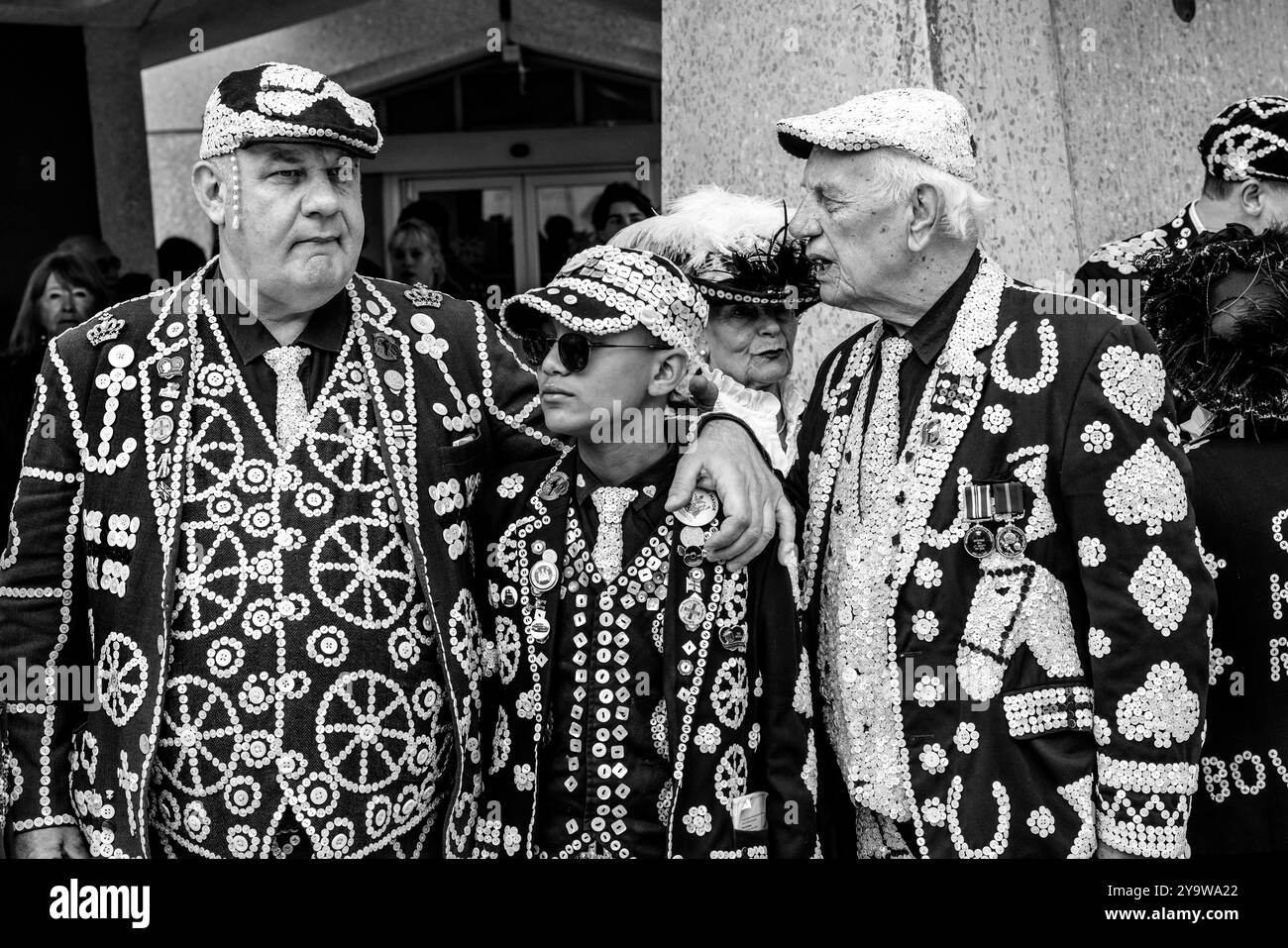 Un gruppo di Pearly Kings, Queens e Pearly Prince all'Annual Pearly Kings and Queens Costermongers Harvest Festival, The Guildhall Yard, Londra, Regno Unito Foto Stock