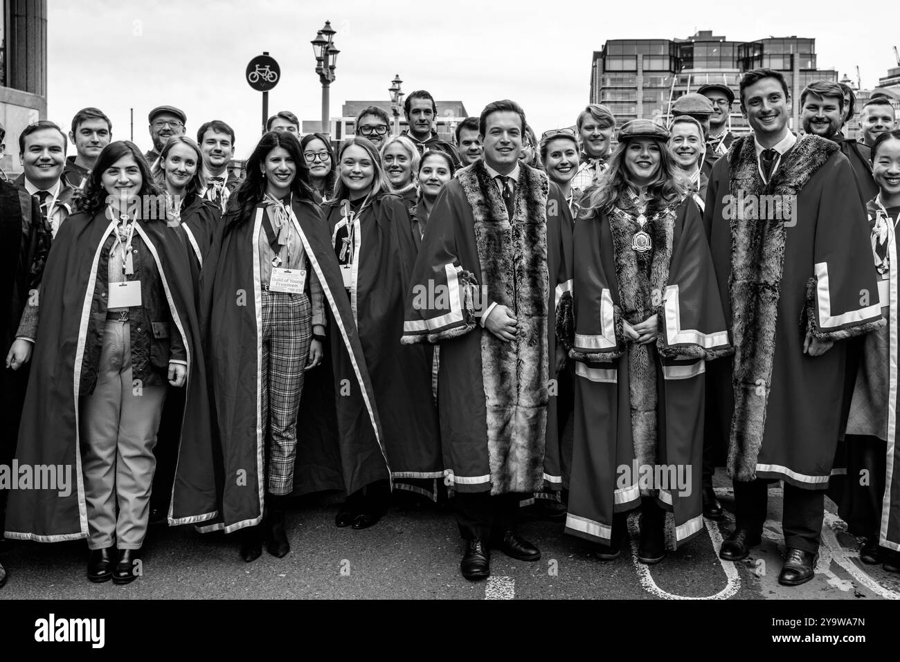 Ritratto di gruppo della Gilda dei giovani uomini alla fiera annuale Sheep Drive & Livery Fair, Southwark Bridge, Londra, Regno Unito. Foto Stock
