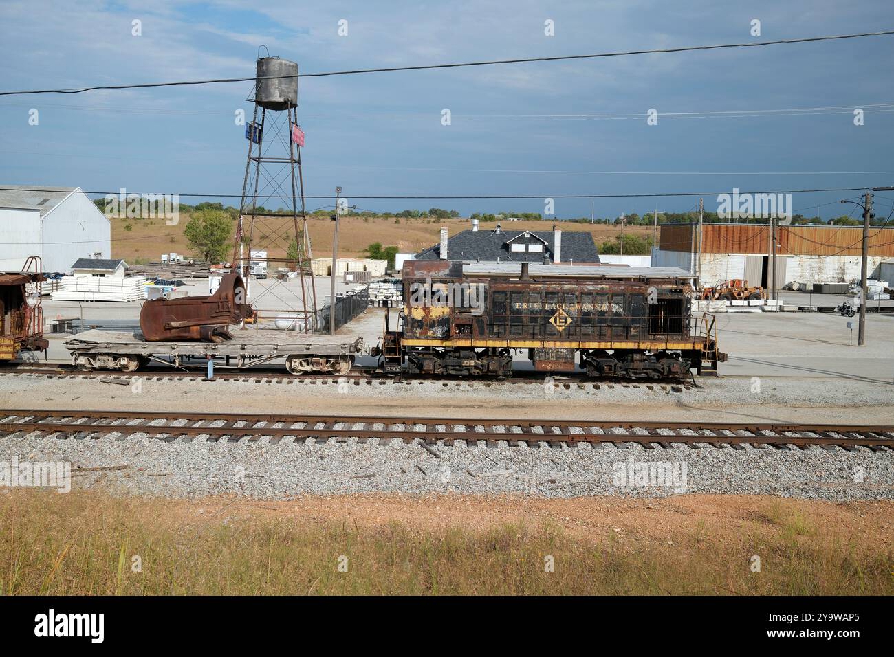 Locomotiva abbandonata Erie Lackawanna Alco S1 lungo la vecchia Route 66 a Galena, Kansas Foto Stock