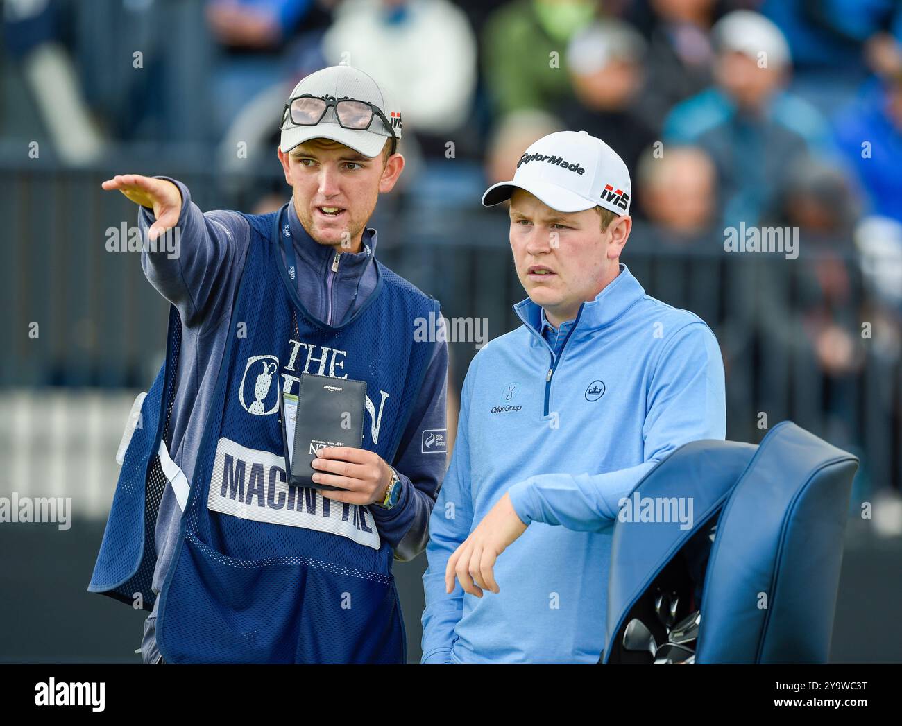 18 luglio 2019; Portrush, Robert MacIntyre allinea il suo tiro con caddy Greg Milne durante il primo round del torneo di golf Open Championship al Royal Portrush Golf Club - Dunluce Course, Portrush, Irlanda del Nord. Foto Stock