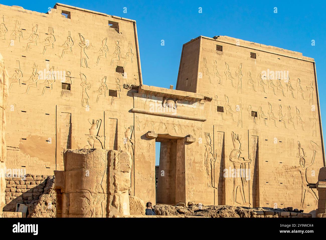 Edfu, Egitto; 17 gennaio 2024: Scopri l'intersezione divina tra deserto e divinità presso le rovine sacre di Edfu. Esplora l'antico tempio di horus Foto Stock