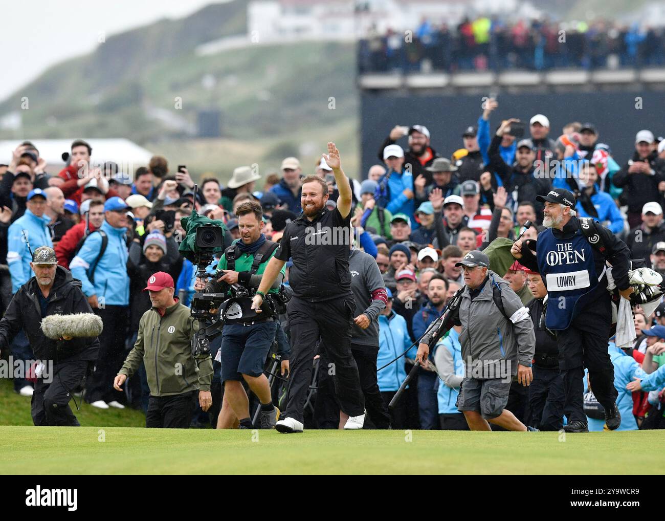 21 luglio 2019, Shane Lowry festeggia mentre cammina sul 18 ° fairway con caddie Brian "Bo" Martin durante l'ultimo round del torneo Open Championship di golf al Royal Portrush Golf Club - Dunluce Course, Irlanda del Nord. Foto Stock