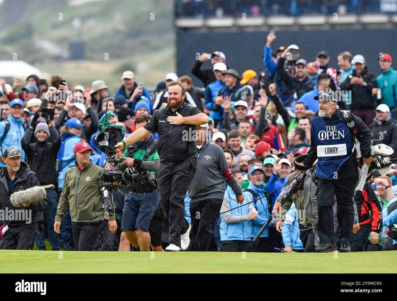 21 luglio 2019, Shane Lowry festeggia mentre cammina sul 18 ° fairway con caddie Brian "Bo" Martin durante l'ultimo round del torneo Open Championship di golf al Royal Portrush Golf Club - Dunluce Course, Irlanda del Nord. Foto Stock