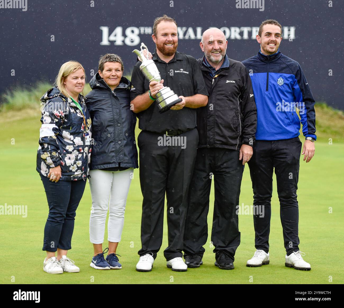 21 luglio 2019, il vincitore Shane Lowry festeggia con i membri della famiglia il 18 dopo l'ultima prova del torneo di golf Open Championship presso il Royal Portrush Golf Club - Dunluce Course. Portrush, Irlanda del Nord. Foto Stock