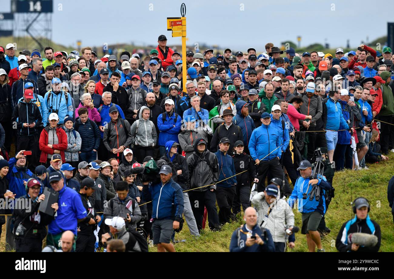 21 luglio 2019, gli spettatori di golf guardano Shane Lowry al 14° round dell'Open Championship Golf Tournament presso il Royal Portrush Golf Club - Dunluce Course. Portrush, Irlanda del Nord. Foto Stock