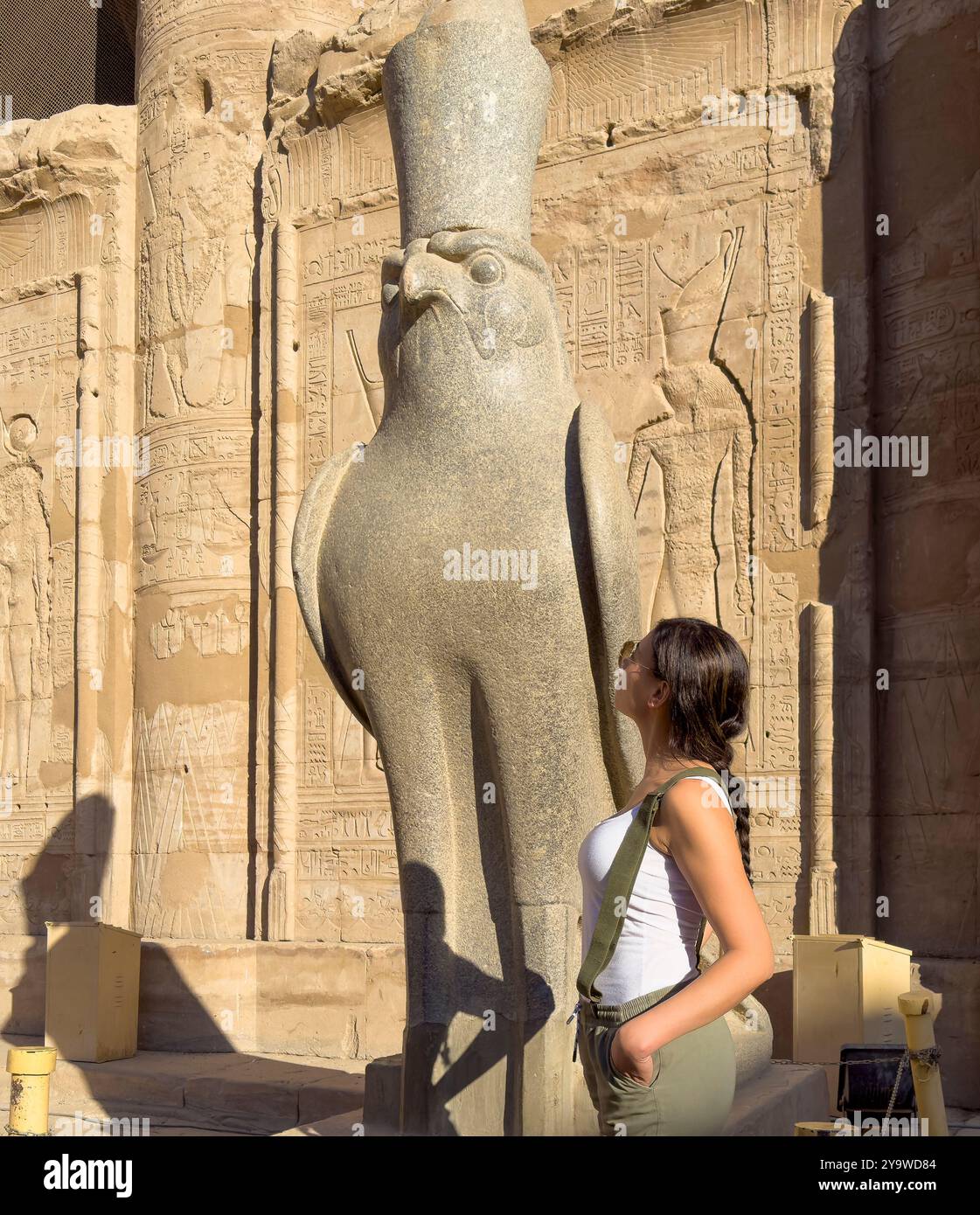 Edfu, Egitto; 17 gennaio 2024: Turista in un viaggio spirituale e incontro divino con il dio Horus. Visita al tempio di Edfu e ammira la meraviglia. Foto Stock