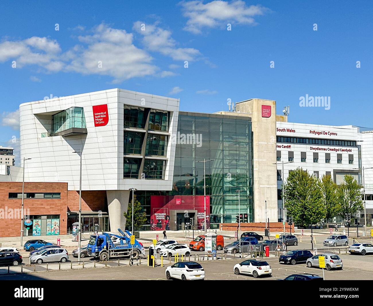 Cardiff, Galles Regno Unito - 16 agosto 2024: Vista esterna dell'edificio del campus della University of South Wales vicino al centro di Cardiff - Immagine stock catturata con smartphone