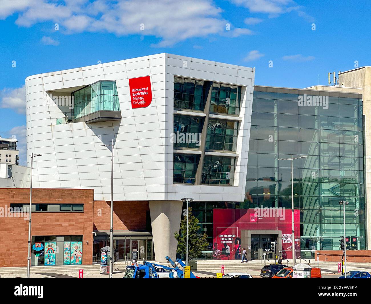 Cardiff, Galles Regno Unito - 16 agosto 2024: Vista esterna dell'edificio del campus della University of South Wales vicino al centro di Cardiff - Immagine stock catturata con smartphone