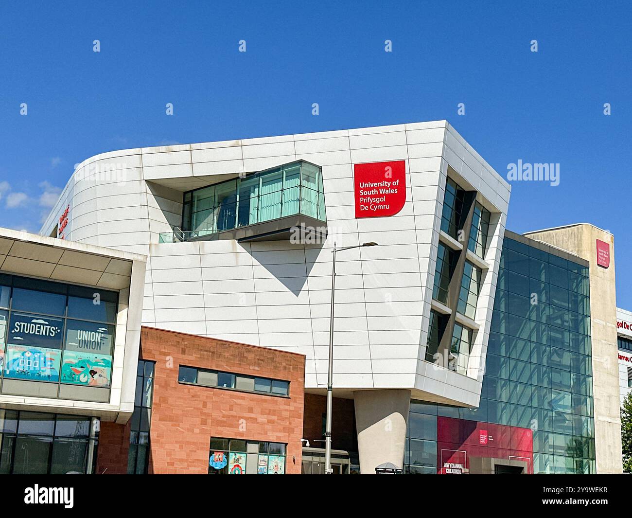 Cardiff, Galles Regno Unito - 16 agosto 2024: Vista esterna dell'edificio del campus della University of South Wales vicino al centro di Cardiff - Immagine stock catturata con smartphone