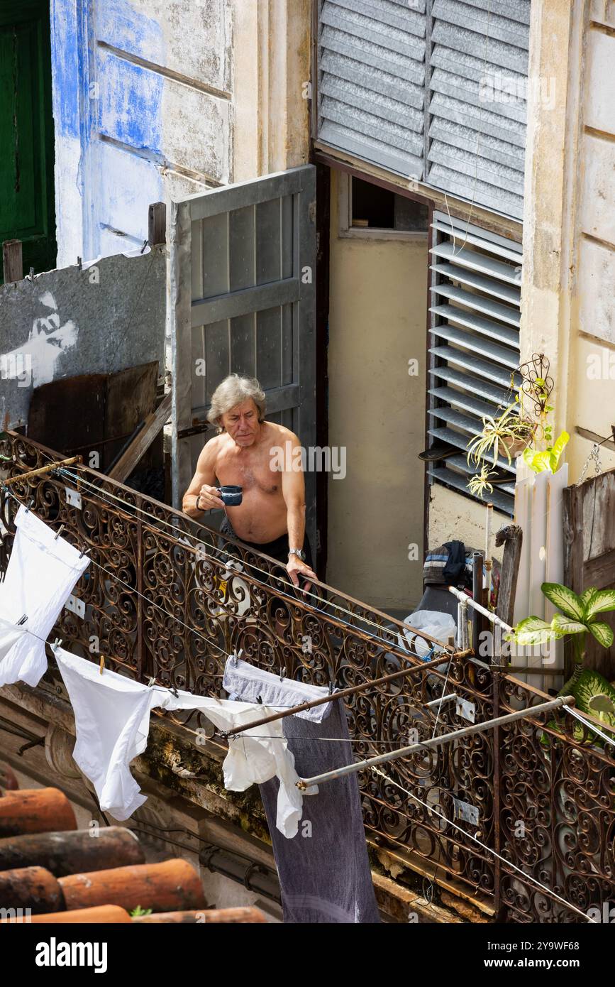 Caffè mattutino sul balcone dell'Avana Foto Stock