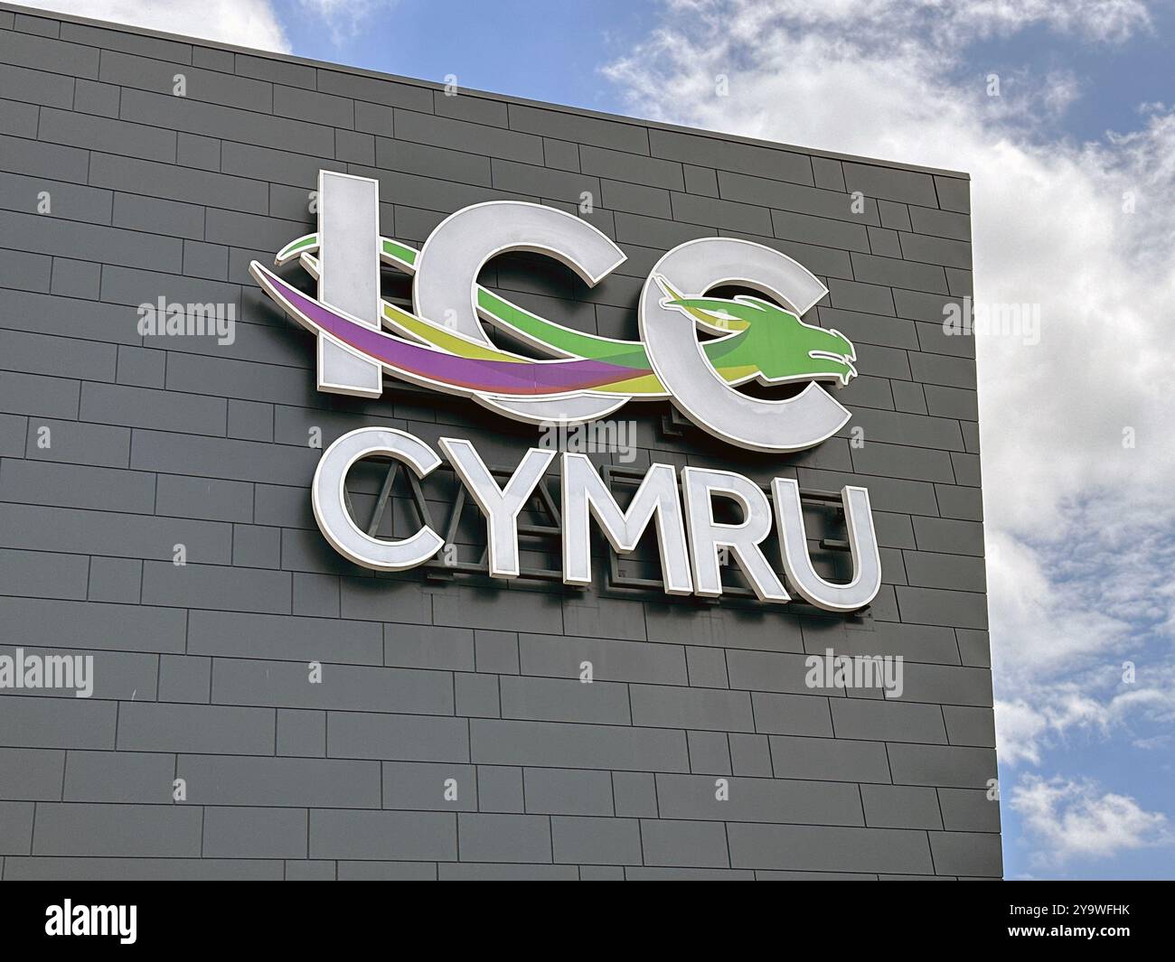 Newport, Galles, Regno Unito - 21 giugno 2024: Esterno dell'International Convention Centre presso il Celtic Manor Resort nel Galles meridionale - Immagine stock catturata con smartphone