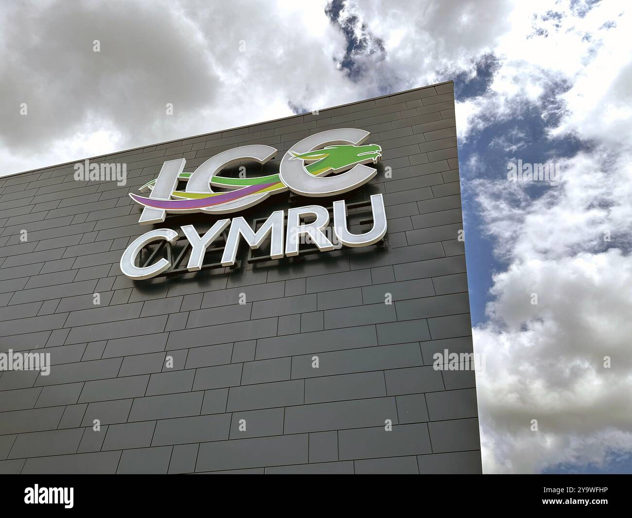 Newport, Galles, Regno Unito - 21 giugno 2024: Esterno dell'International Convention Centre presso il Celtic Manor Resort nel Galles meridionale - Immagine stock catturata con smartphone