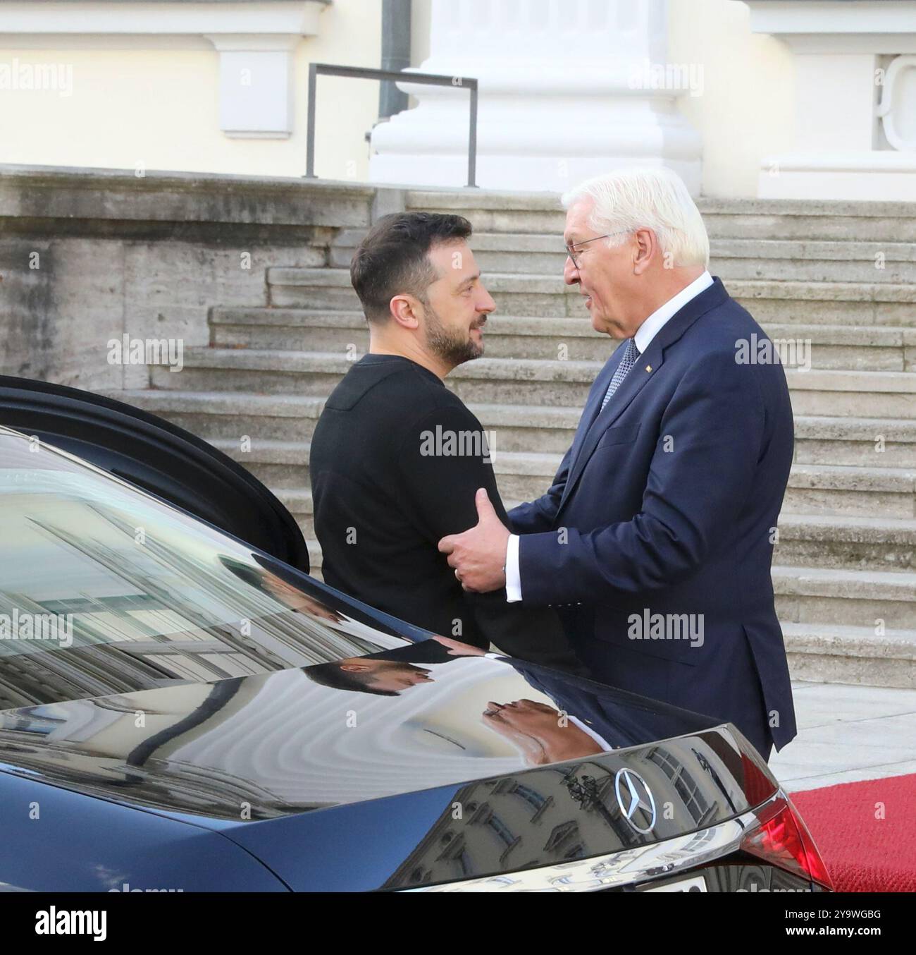 Berlino, Germania, 11 ottobre 2024. Il presidente federale tedesco, Frank-Walter Steinmeier, dà il benvenuto al presidente ucraino, Wolodymyr Selenskyj, al Palazzo Bellevue. Crediti: Juergen Nowak/Alamy Live News Foto Stock