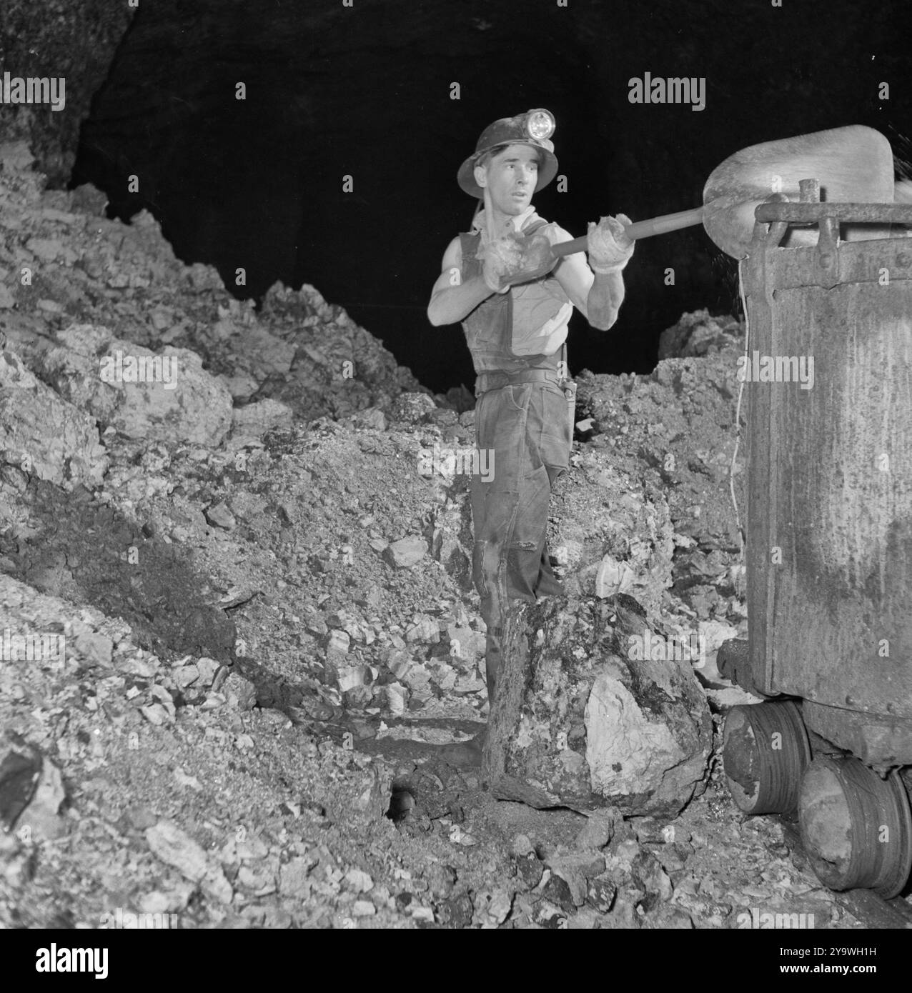Produzione. Zinco. Caricamento di minerali di zinco in una miniera che serve un grande concentratore. Dallo stabilimento Eagle-Picher vicino a Cardin, Oklahoma, arrivano grandi quantità di zinco e piombo per servire molti scopi importanti nello sforzo bellico - gennaio 1943 Foto Stock