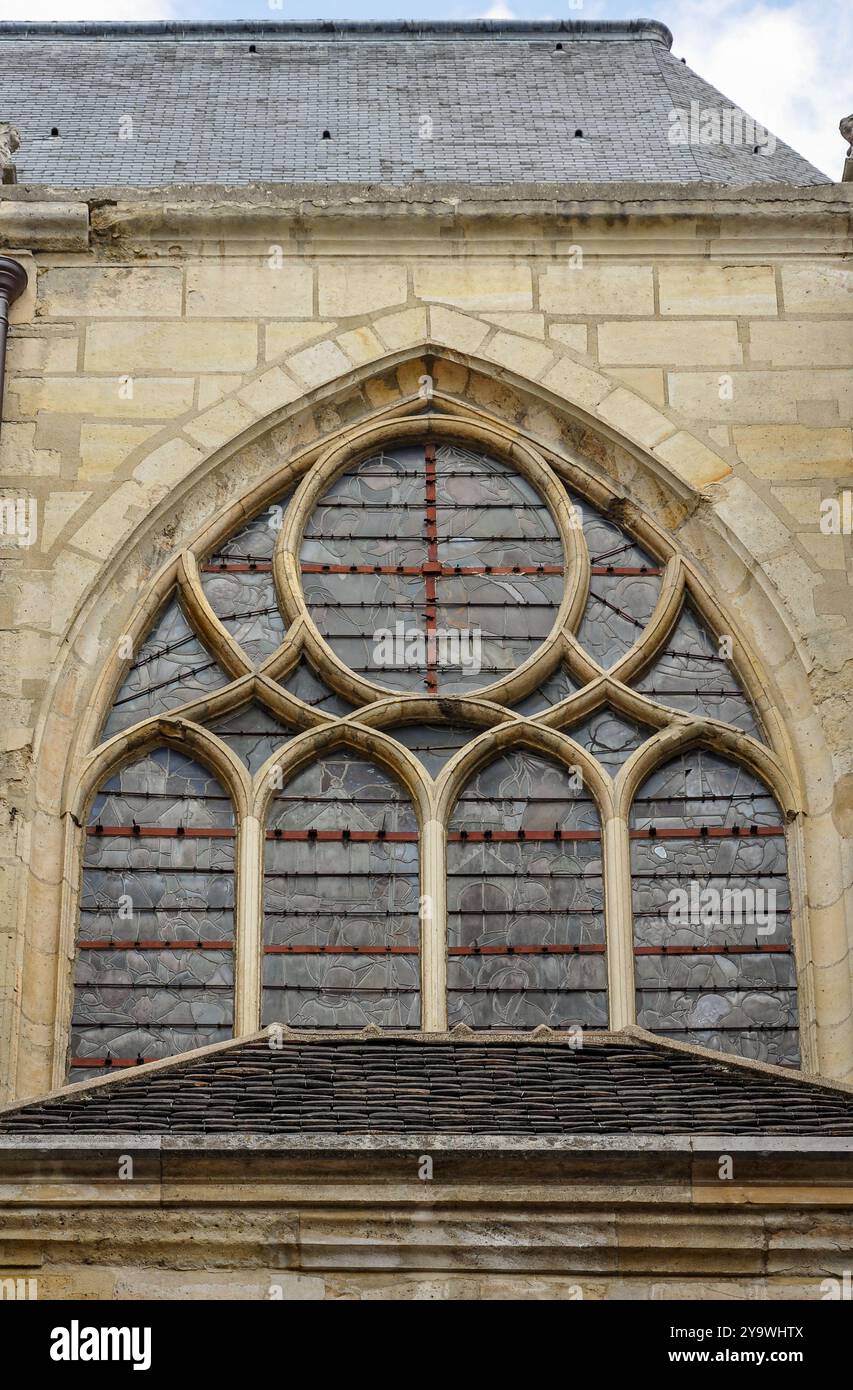 Finestra con arco a punta, Saint-Étienne-du-Mont, chiesa cattolica di Parigi, sulla Montagne Sainte-Geneviève, vicino al famoso monumento di Panthéon Foto Stock