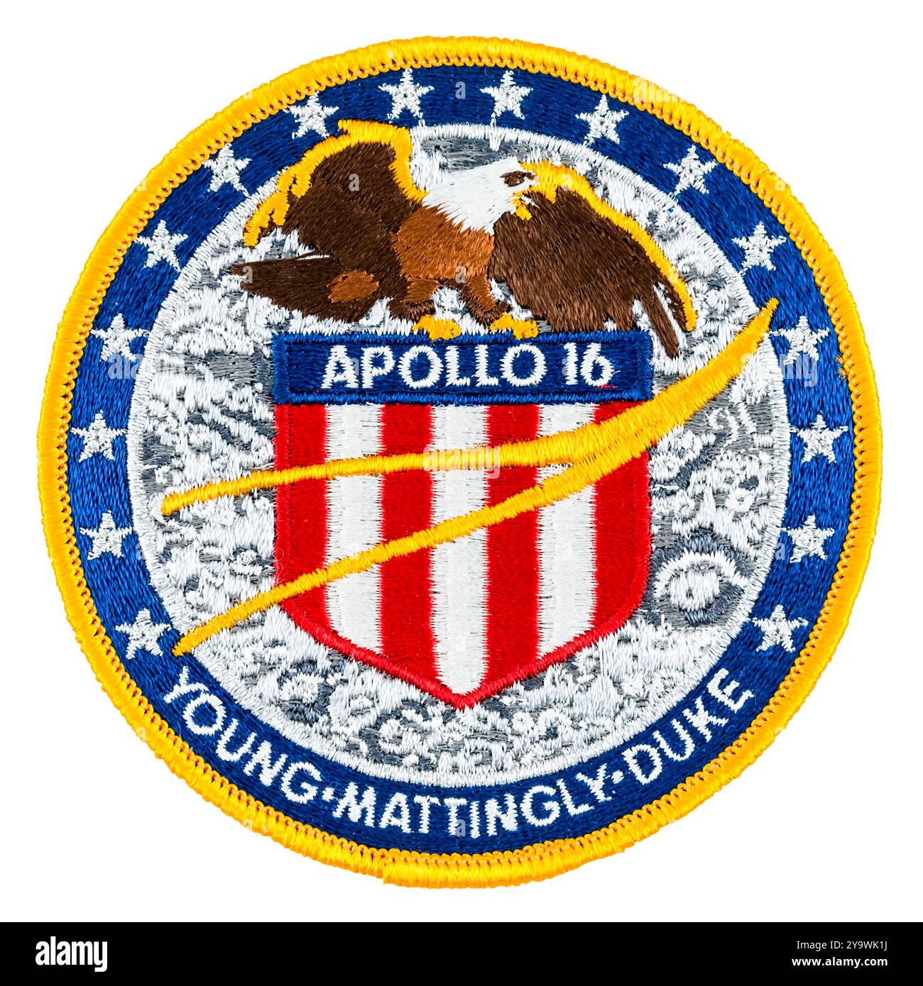 L'Apollo 16 ricamato missione di atterraggio lunare 1972 insegna con un'aquila e uno scudo, progettata dall'artista della NASA Barbara A Matelski con il contributo dell'equipaggio: John Young, Thomas Mattingly e Charles Duke. Foto Stock
