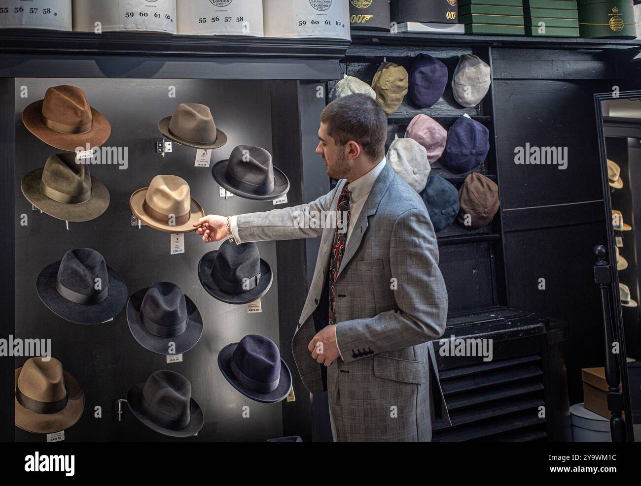 LOCK & Co Hatters è il negozio di cappelli più antico del mondo, Londra, Regno Unito Foto Stock