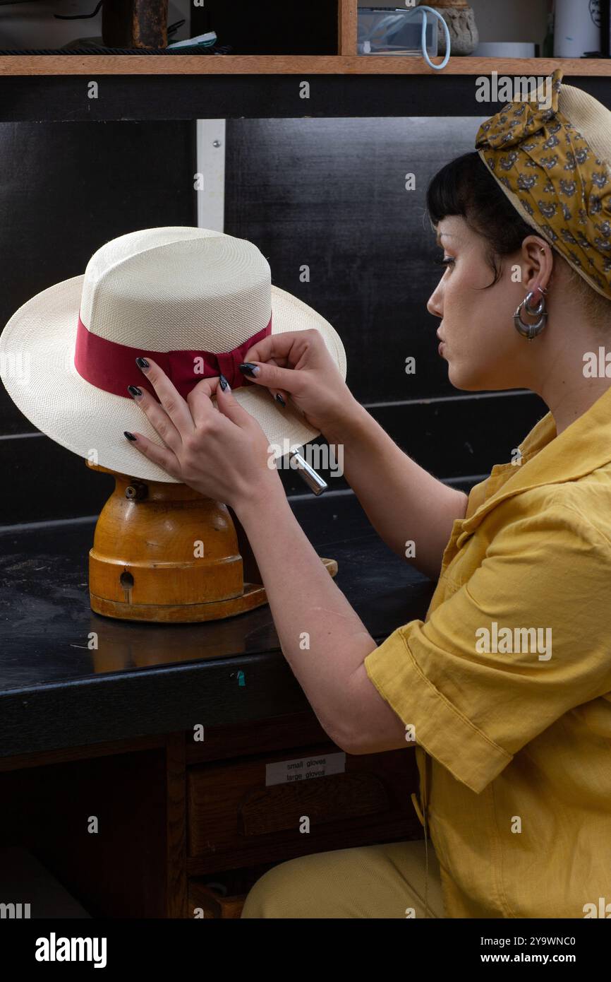 Hatsmith alla Lock & Co Hatters a Londra Foto Stock