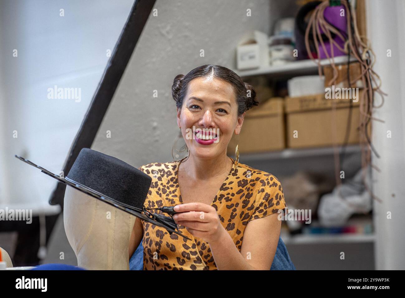 Awon Golding, progettista della Lock & Co Hatters a Londra. Foto Stock