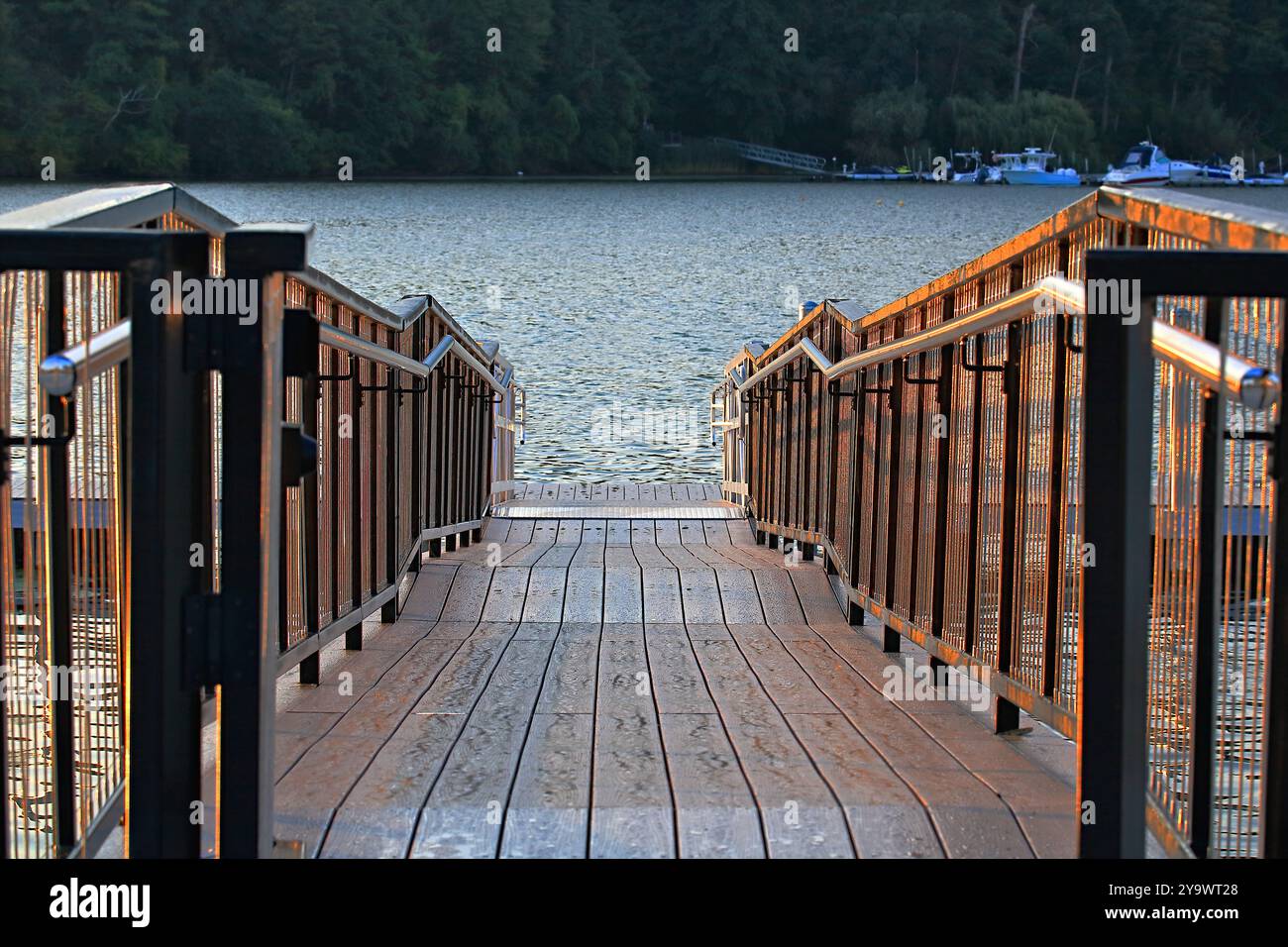 La rampa per raggiungere l'acqua brilla di luce al mattino presto all'alba Foto Stock