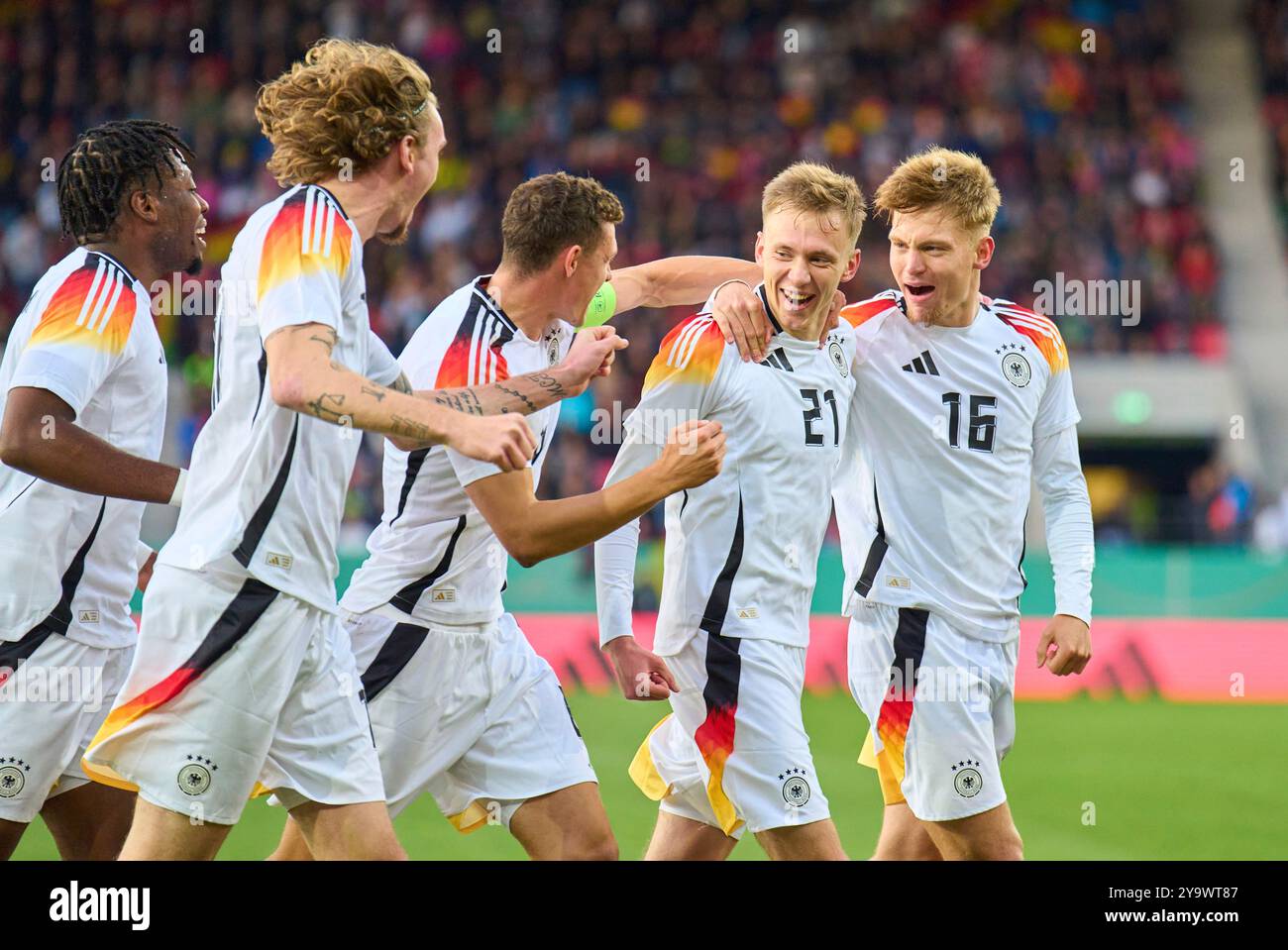 Ratisbona, Germania. 11 ottobre 2024. Maximilian Beier, DFB U21 Nr.21 segna, tiri goal, Tor, Treffer, Torschuss, 1-0 celebra il suo obiettivo, felice, ridere, festeggiare, con Luca Netz, DFB U21 Nr.16 Bright Arrey-MBI, DFB U21 Nr.4 nel match di qualificazione EM GERMANIA U21 - BULGARIA qualificazione Campionato europeo U 21 l'11 ottobre 2024 a Ratisbona, Germania. Stagione 2024/2025 fotografo: ddp Images/STAR-Images credito: ddp media GmbH/Alamy Live News Foto Stock