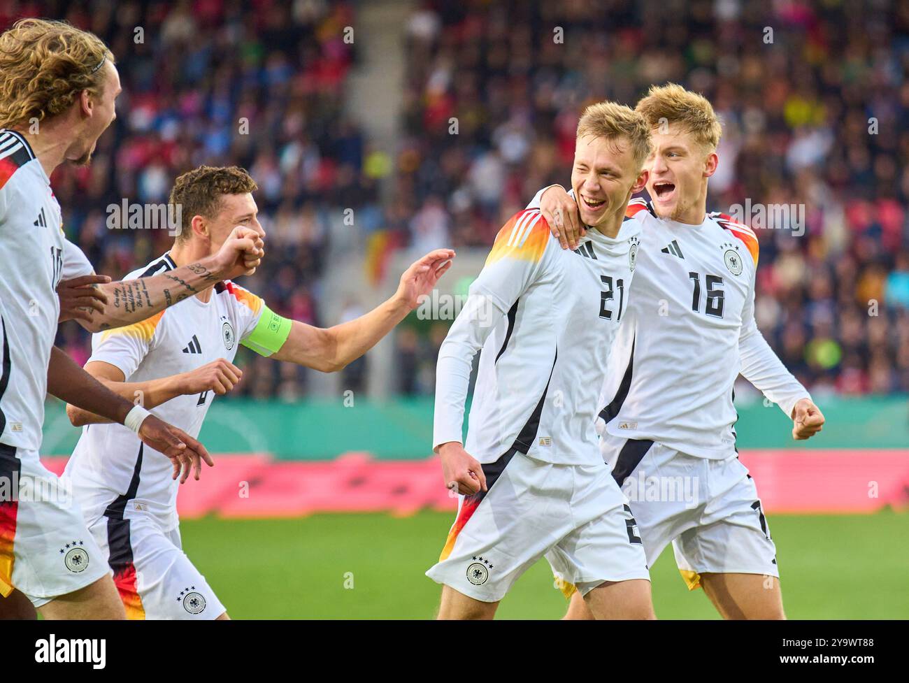 Ratisbona, Germania. 11 ottobre 2024. Maximilian Beier, DFB U21 Nr.21 segna, tiri goal, Tor, Treffer, Torschuss, 1-0 celebra il suo gol, felice, ridere, celebrazione, nella partita di qualificazione EM GERMANIA U21 - BULGARIA U 21 qualificazione Campionato europeo l'11 ottobre 2024 a Ratisbona, Germania. Stagione 2024/2025 fotografo: ddp Images/STAR-Images credito: ddp media GmbH/Alamy Live News Foto Stock