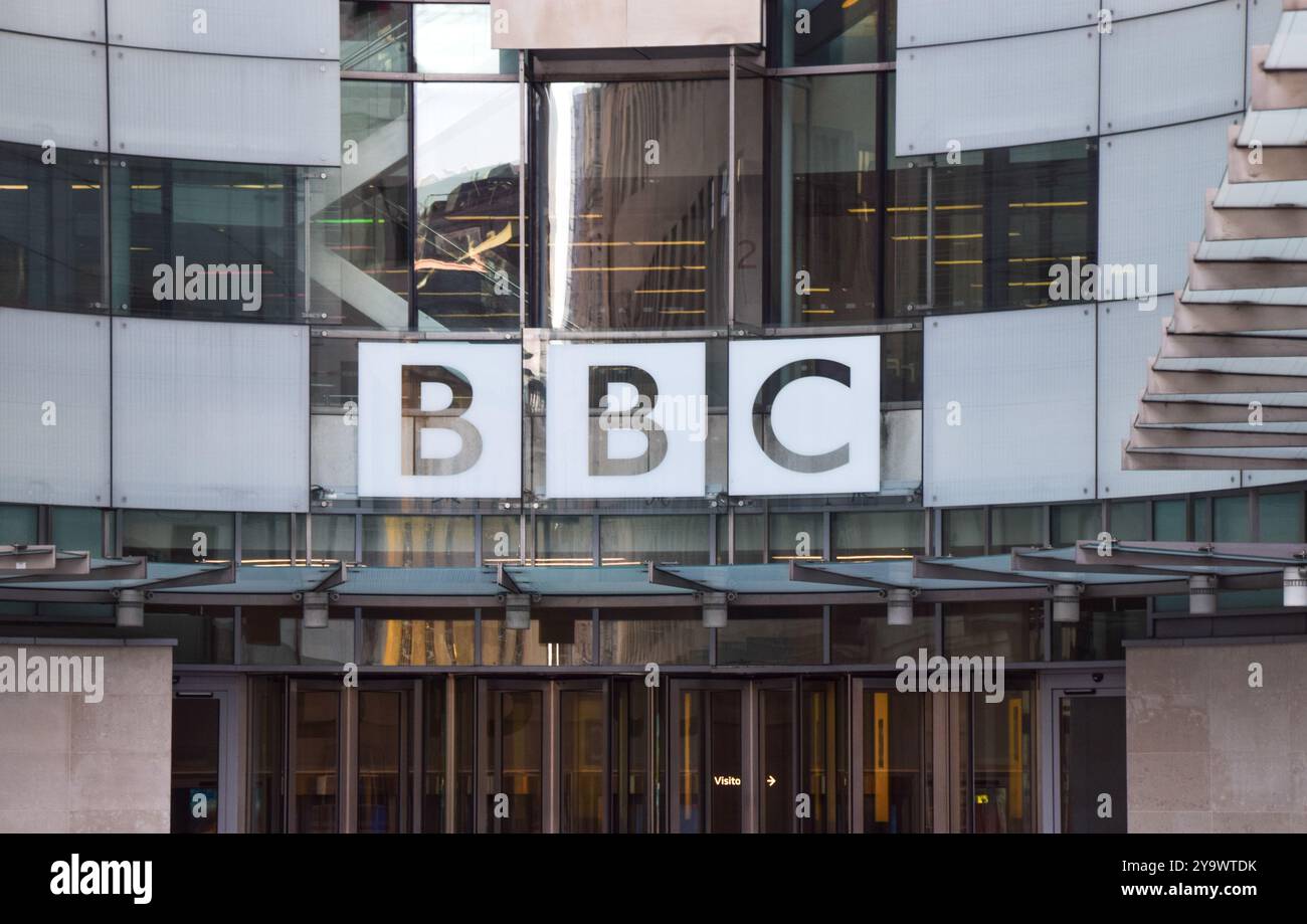 Londra, Regno Unito. 11 ottobre 2024. Visione generale di Broadcasting House, la sede della BBC nel centro di Londra, come la revisione della cultura sul luogo di lavoro dell'emittente lancia a seguito di una serie di scandali. (Credit Image: © Vuk Valcic/SOPA Images via ZUMA Press Wire) SOLO PER USO EDITORIALE! Non per USO commerciale! Foto Stock