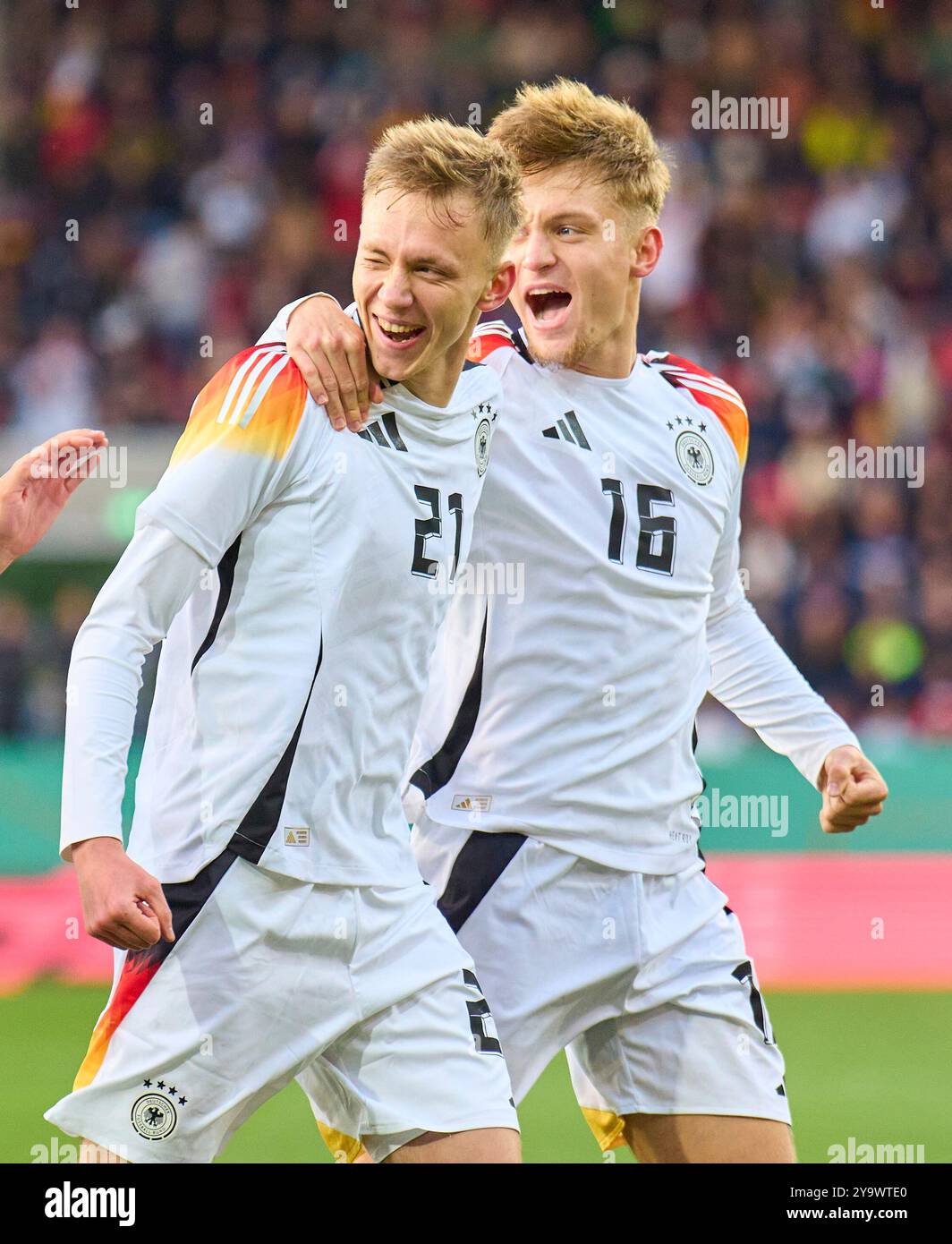 Ratisbona, Germania. 11 ottobre 2024. Maximilian Beier, DFB U21 Nr.21 segna, tiri goal, Tor, Treffer, Torschuss, 1-0 celebra il suo obiettivo, felice, ridere, festeggiare, con Luca Netz, DFB U21 Nr.16 nella partita di qualificazione EM GERMANIA U21 - BULGARIA U 21 European Championship Qualification l'11 ottobre 2024 a Ratisbona, Germania. Stagione 2024/2025 fotografo: ddp Images/STAR-Images credito: ddp media GmbH/Alamy Live News Foto Stock