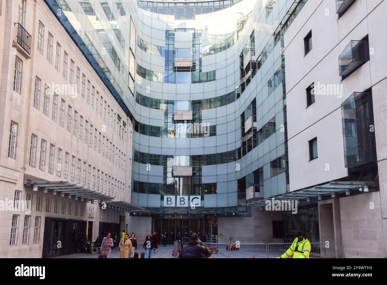 Londra, Regno Unito. 11 ottobre 2024. Visione generale di Broadcasting House, la sede della BBC nel centro di Londra, come la revisione della cultura sul luogo di lavoro dell'emittente lancia a seguito di una serie di scandali. (Foto di Vuk Valcic/SOPA Images/Sipa USA) credito: SIPA USA/Alamy Live News Foto Stock