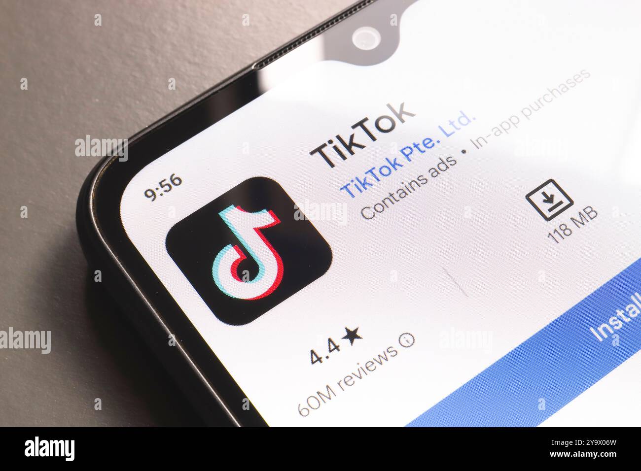 11 ottobre 2024, Brasile. In questa immagine, il logo dell'app TikTok viene visualizzato sullo schermo di uno smartphone Foto Stock