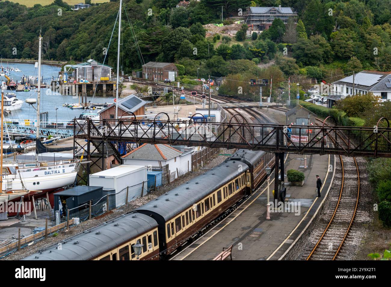 Storico treno a vapore passeggeri Kingswear, Devon, Regno Unito. Il treno è stato conservato ed è ora utilizzato per trasportare passeggeri lungo la famosa linea turistica Foto Stock