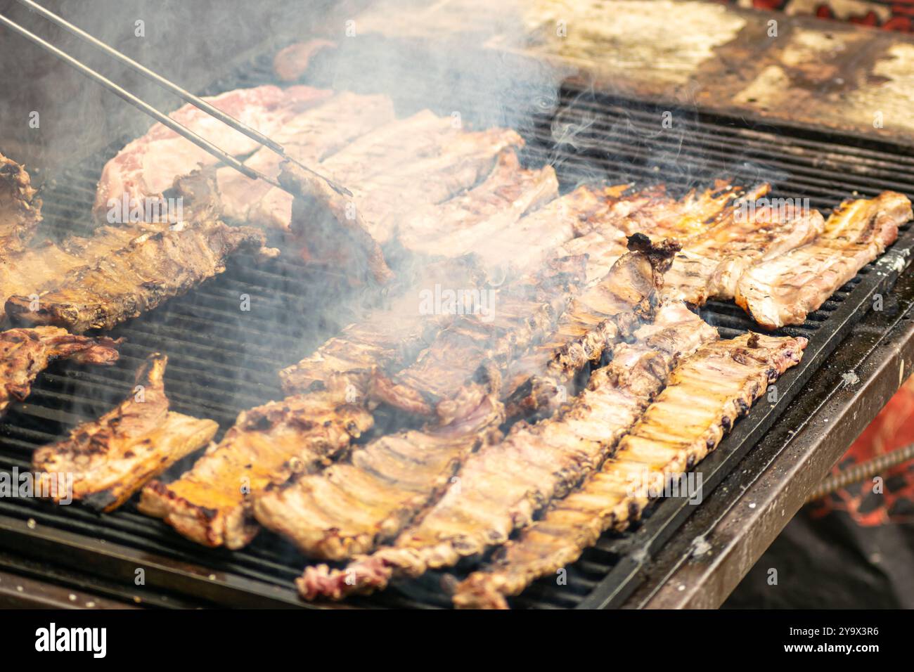 costolette di maiale grigliate all'aperto sulla griglia, concetto di festa all'aperto Foto Stock