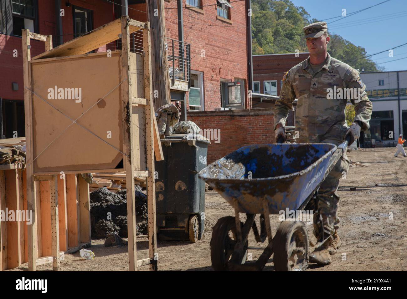 Marshall, Stati Uniti. 10 ottobre 2024. Austin Ingie, assegnato al 502nd Infantry Regiment, spinge una carriola durante la pulizia dopo l'uragano Helene, il 10 ottobre 2024 a Marshall, Carolina del Nord. Crediti: PFC. Cristian Lopez/US Army Photo/Alamy Live News Foto Stock
