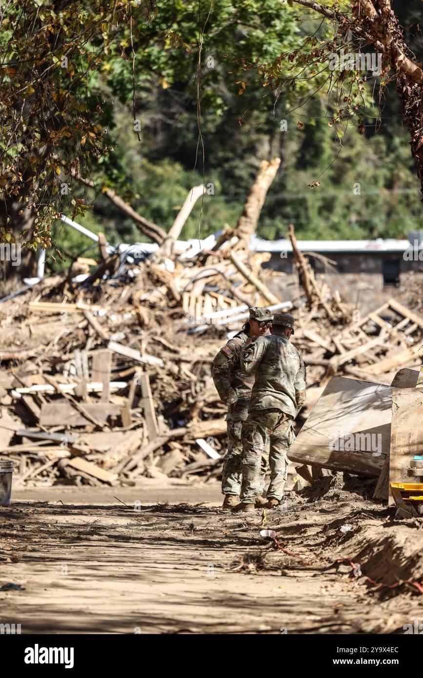 Marshall, Stati Uniti. 10 ottobre 2024. Soldati dell'esercito americano con la 101st Airborne Division, aiutano a rimuovere gli alberi abbattuti e a rimuovere i detriti dopo l'uragano Helene, 10 ottobre 2024 a Marshall, Carolina del Nord. Credito: Sergente Nicholas Session/US Army Photo/Alamy Live News Foto Stock