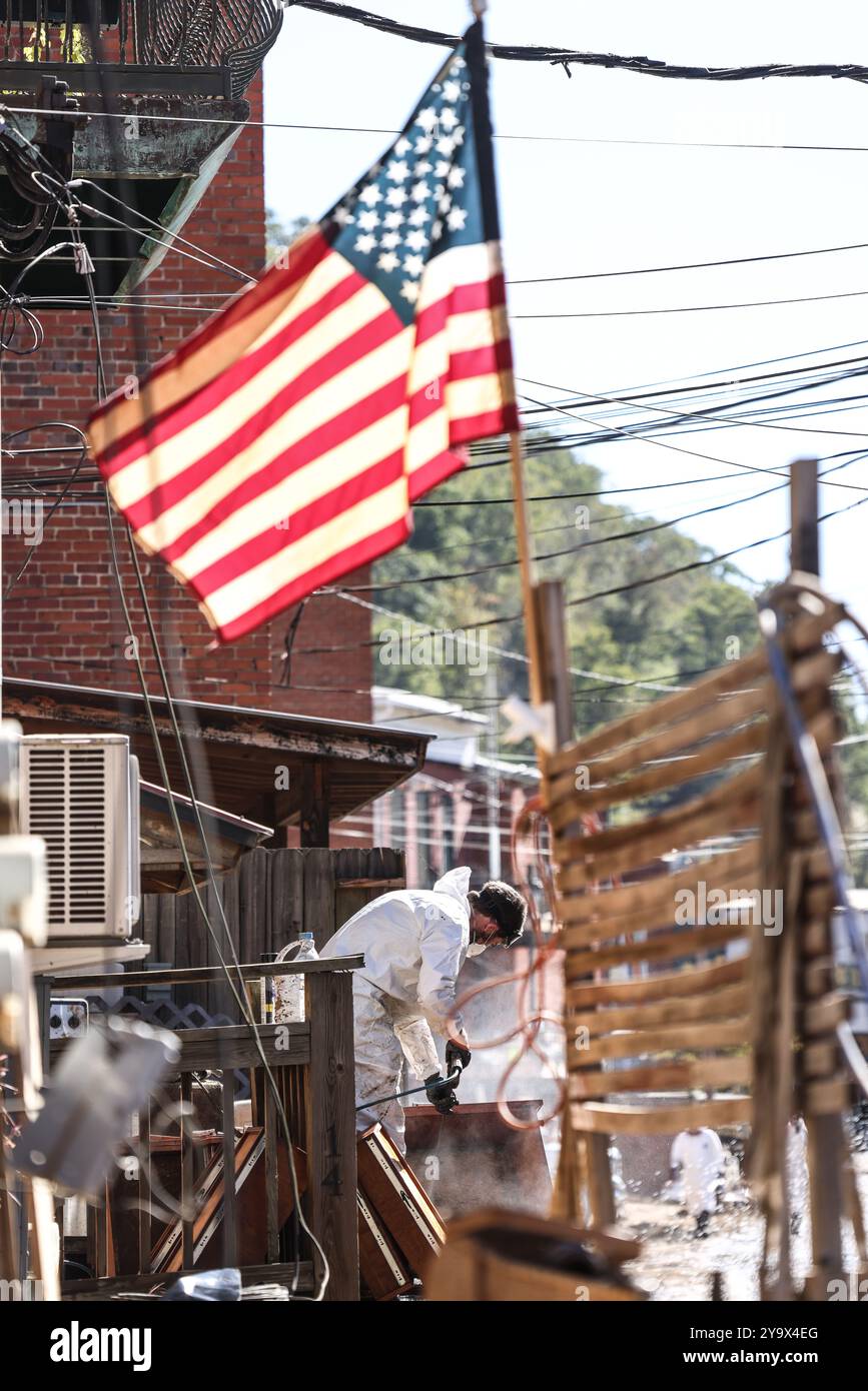 Marshall, Stati Uniti. 10 ottobre 2024. I volontari civili usano una pulitrice a pressione per eliminare il fango e rimuovere i detriti dopo l'uragano Helene, 10 ottobre 2024, a Marshall, Carolina del Nord. Credito: Sergente Nicholas Session/US Army Photo/Alamy Live News Foto Stock