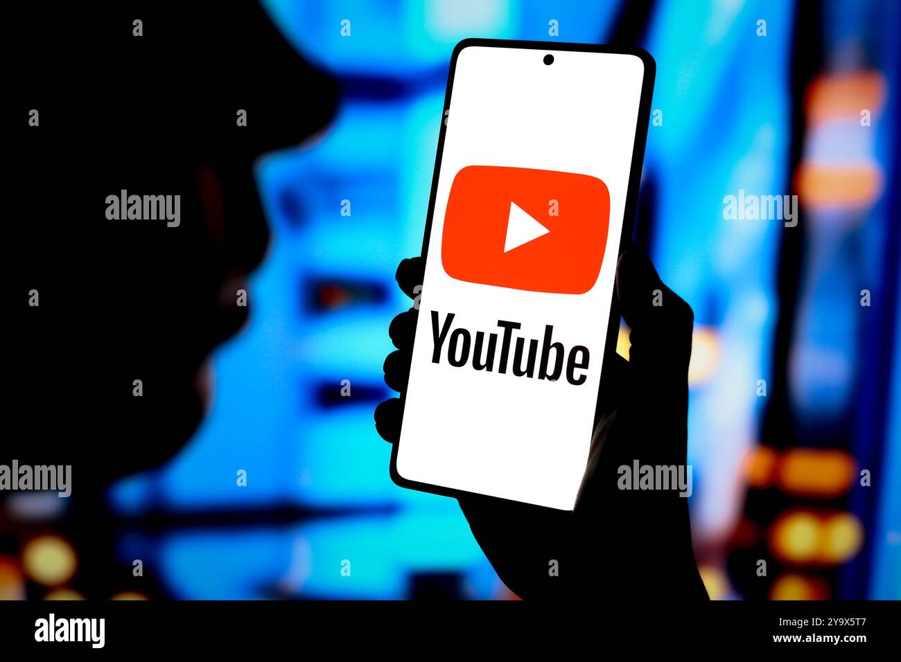 31 agosto 2024, Paraguay. In questa immagine, il logo YouTube viene visualizzato sullo schermo di uno smartphone Foto Stock