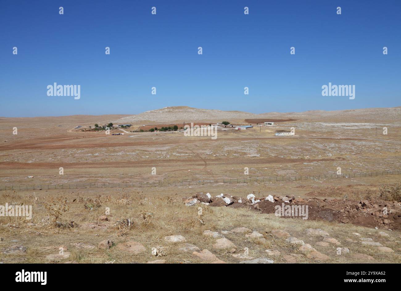 Villaggio di Kecili di fronte al sito neolitico pre-ceramiche di Karahan Tepe risalente a 12 millenni in fase di scavo, montagne TekTek, provincia di Sanliurfa, Turchia sud-orientale Foto Stock