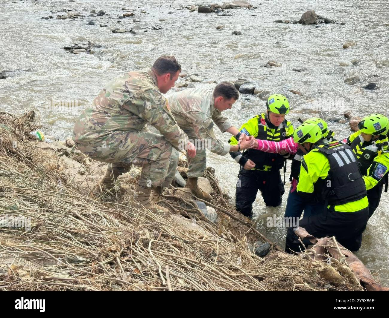 Contea di Polk, Stati Uniti. 26 settembre 2024. I soldati dell'esercito degli Stati Uniti della 130th Maneuver Enhancement Brigade e i soccorritori civili Swiftwater salvano un sopravvissuto intrappolato dall'acqua alluvionale dall'uragano Helene, il 26 settembre 2024 nella contea di Polk, Carolina del Nord. Crediti: Sergente Jordan Hayden/US Army Photo/Alamy Live News Foto Stock