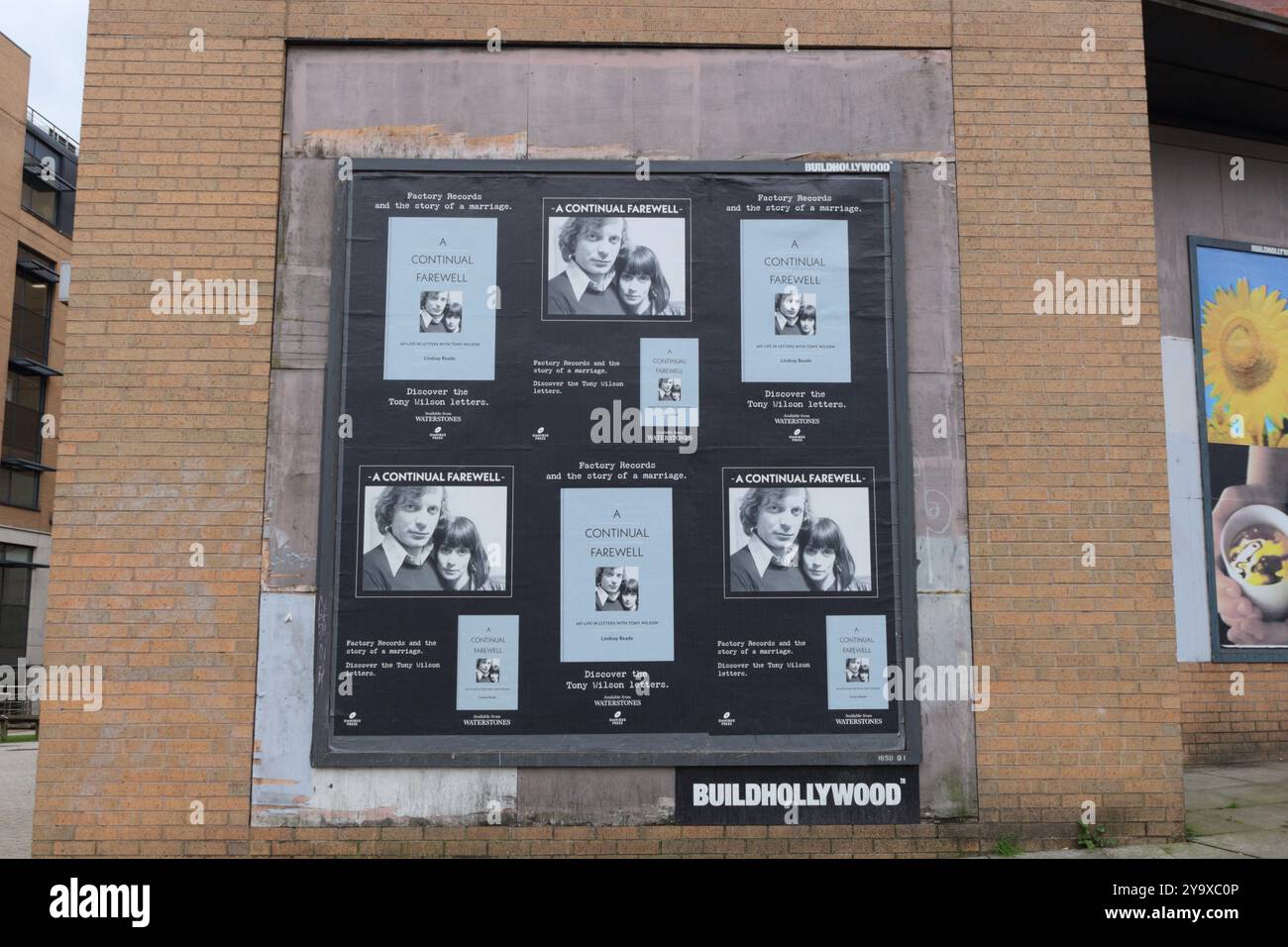 Un cartellone su un muro di un edificio che pubblicizza il lancio di Una pubblicazione di libri del centro di Sheffield Foto Stock