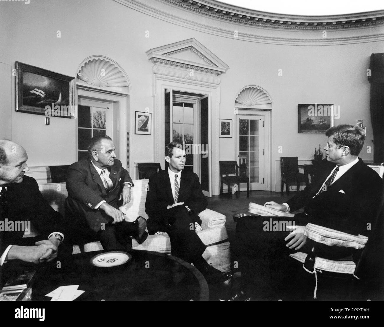 Il Presidente degli Stati Uniti John Kennedy incontra il Segretario di Stato degli Stati Uniti Dean Rusk, il Vice Presidente degli Stati Uniti Lyndon B. Johnson e il Procuratore generale degli Stati Uniti Robert F. Kennedy a seguito del viaggio del Procuratore generale in Europa e Asia, Casa Bianca, Washington, D.C., Stati Uniti, Abbie Rowe, White House Photographs, 28 febbraio 1962 Foto Stock