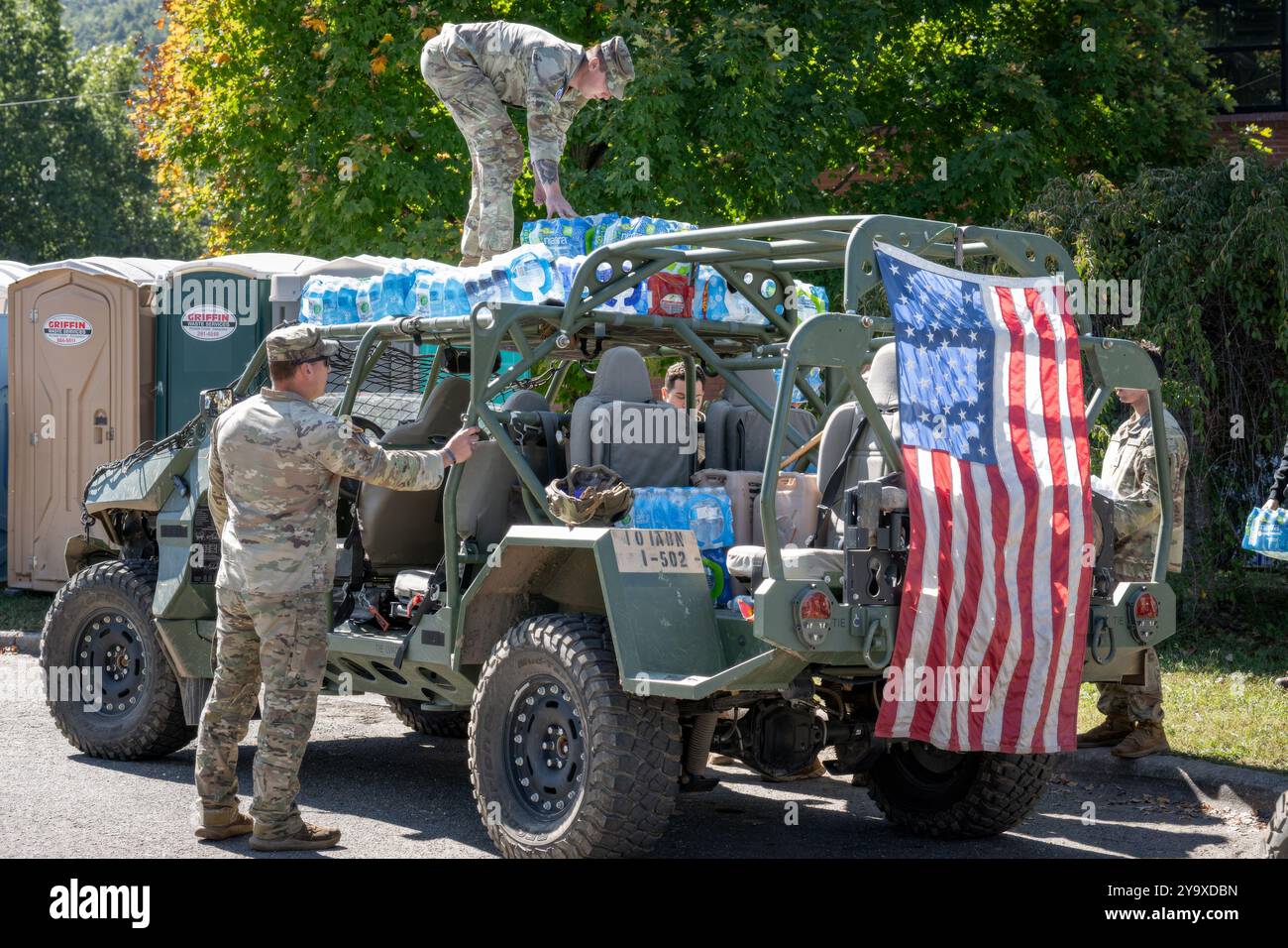Hot Springs, Stati Uniti. 9 ottobre, 2024. I soldati dell'esercito americano con Task Force Castle caricano acqua in bottiglia sui veicoli per la distribuzione ai sopravvissuti dopo l'uragano Helene, il 9 ottobre 2024 a Hot Springs, Carolina del Nord. Crediti: Charles Delano/US Army Photo/Alamy Live News Foto Stock